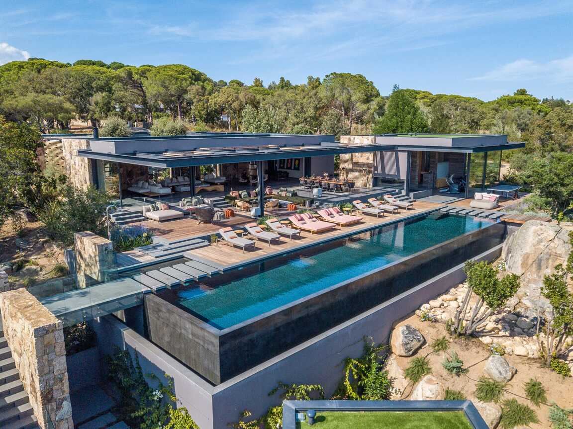 Villa contemporaine avec piscine à débordement, vue aérienne