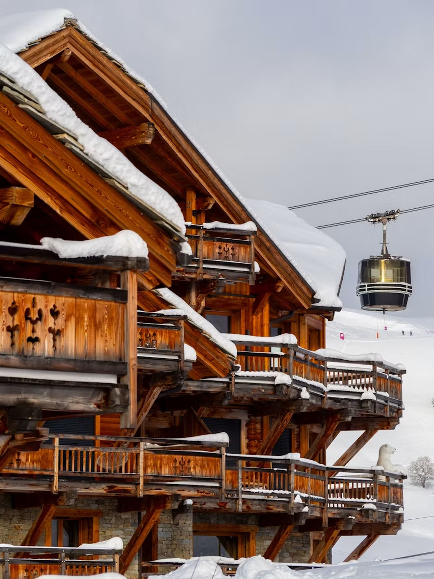 Chalet de montagne enneigé avec vue sur les pistes