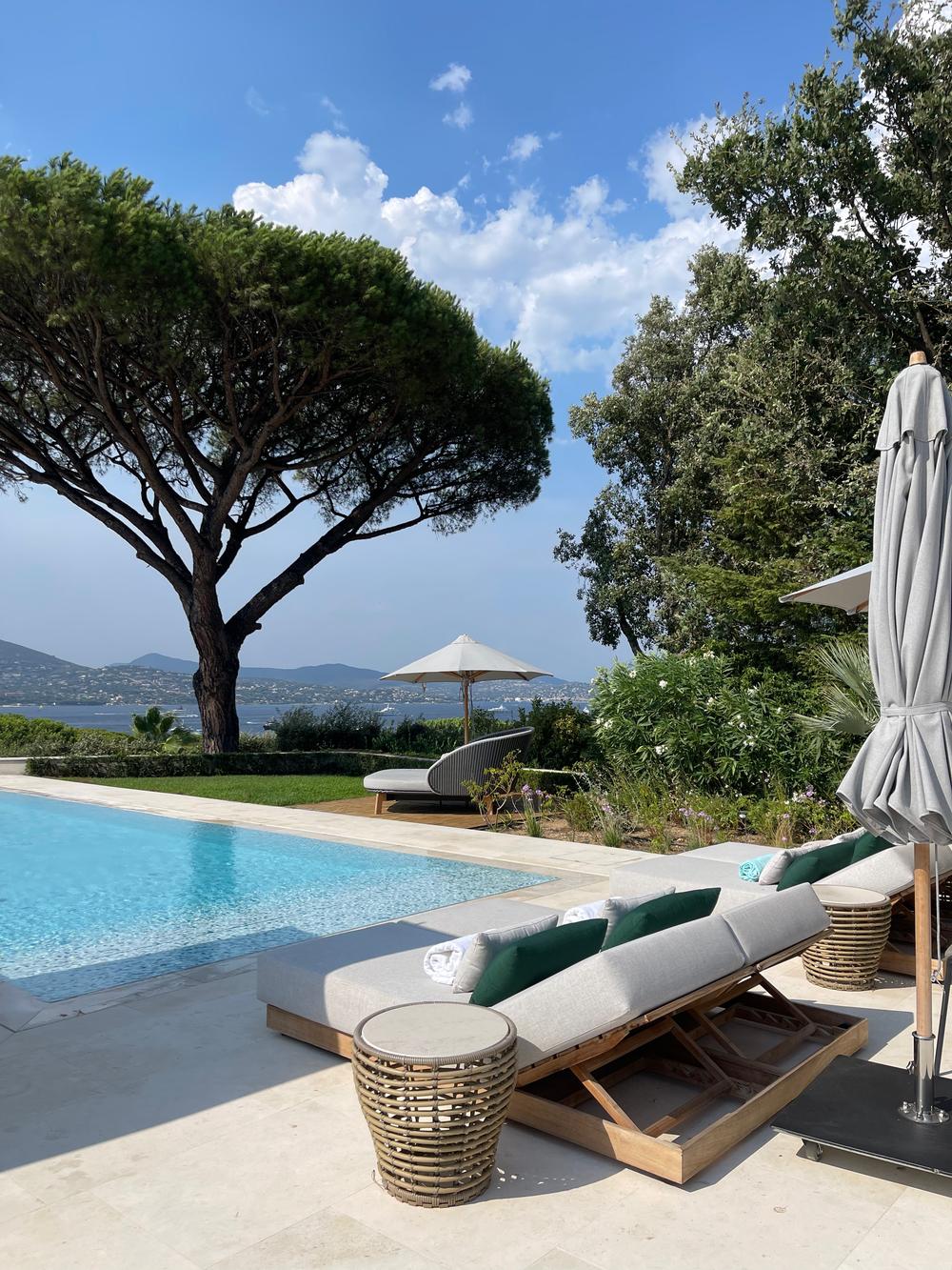 Terrasse piscine avec vue mer