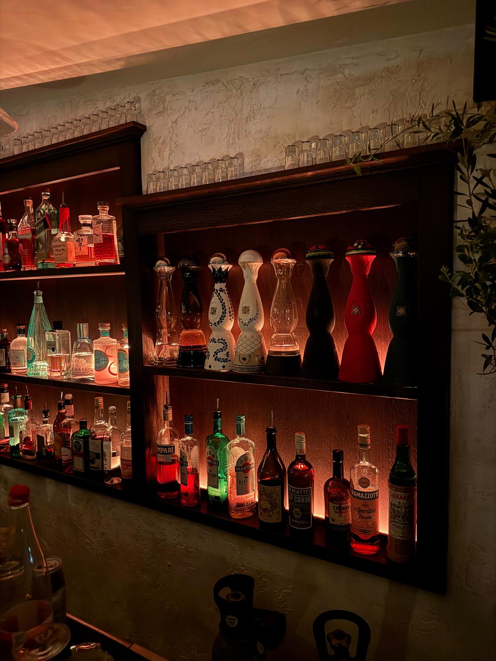 Bar avec bouteilles et verrerie